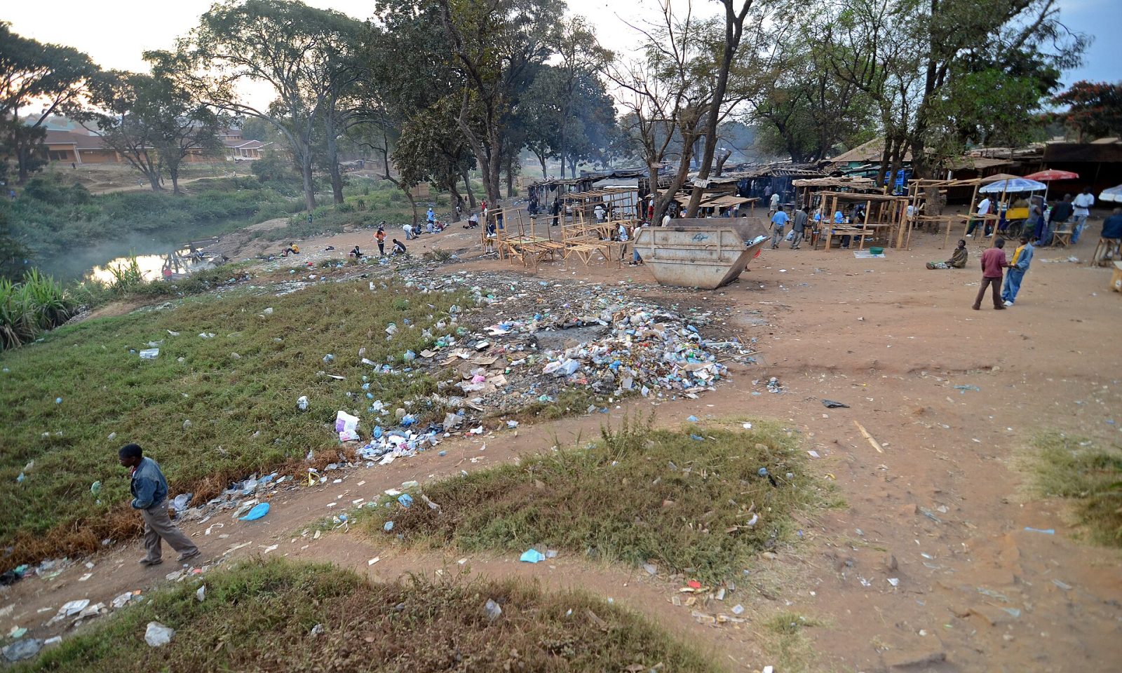 Market traders and produce in Lilongwe